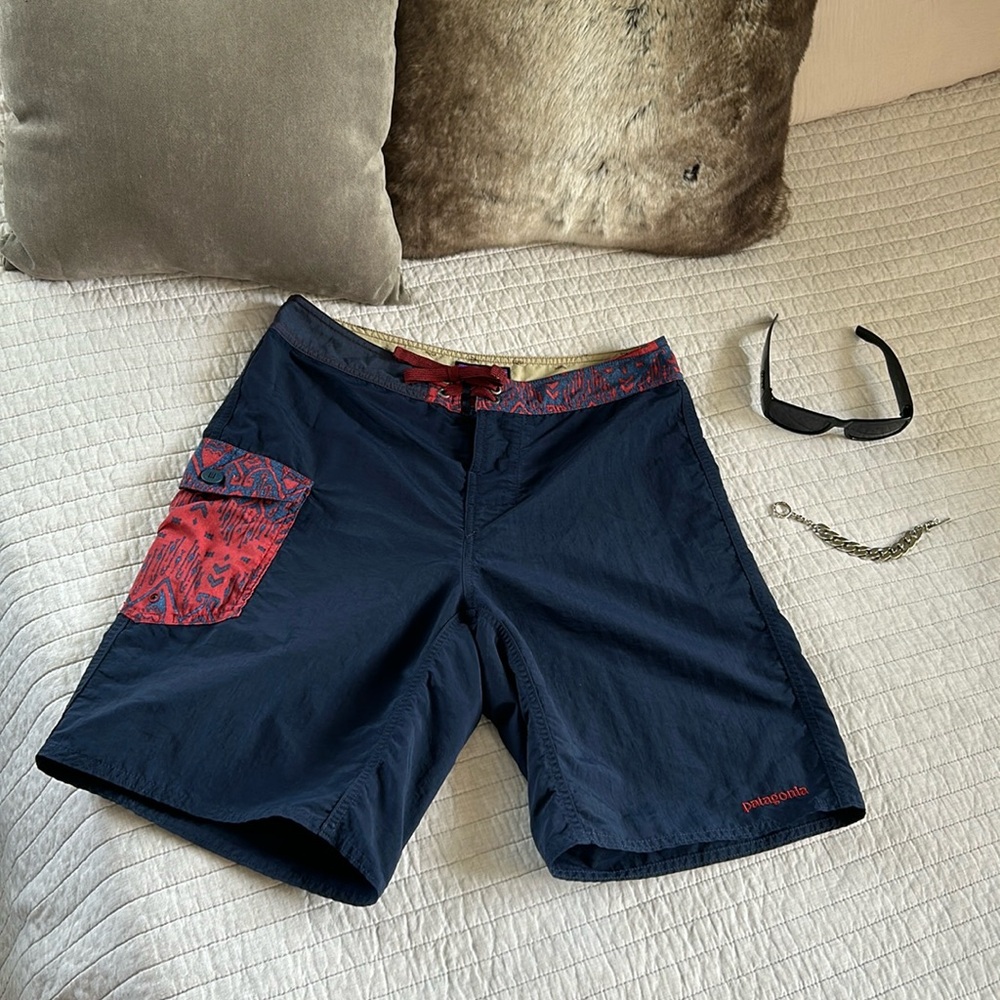 Patagonia men’s surf swim beach navy tribal boardshorts 32”